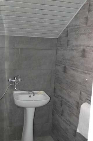 Гостевой дом Guest House Ma-Li Тбилиси Четырехместный номер с собственной ванной комнатой-4